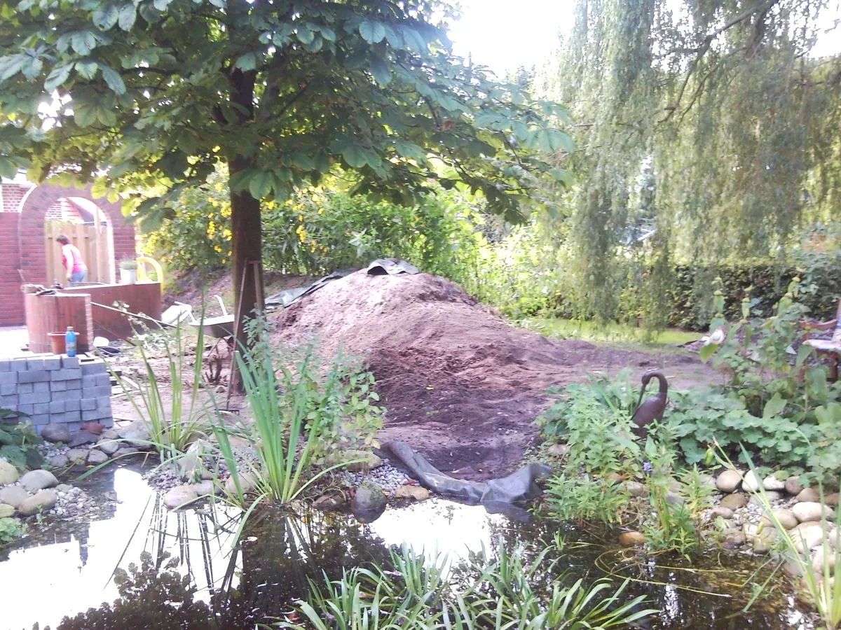 Aufgeschütteter Hügel für den neuen Bachlauf